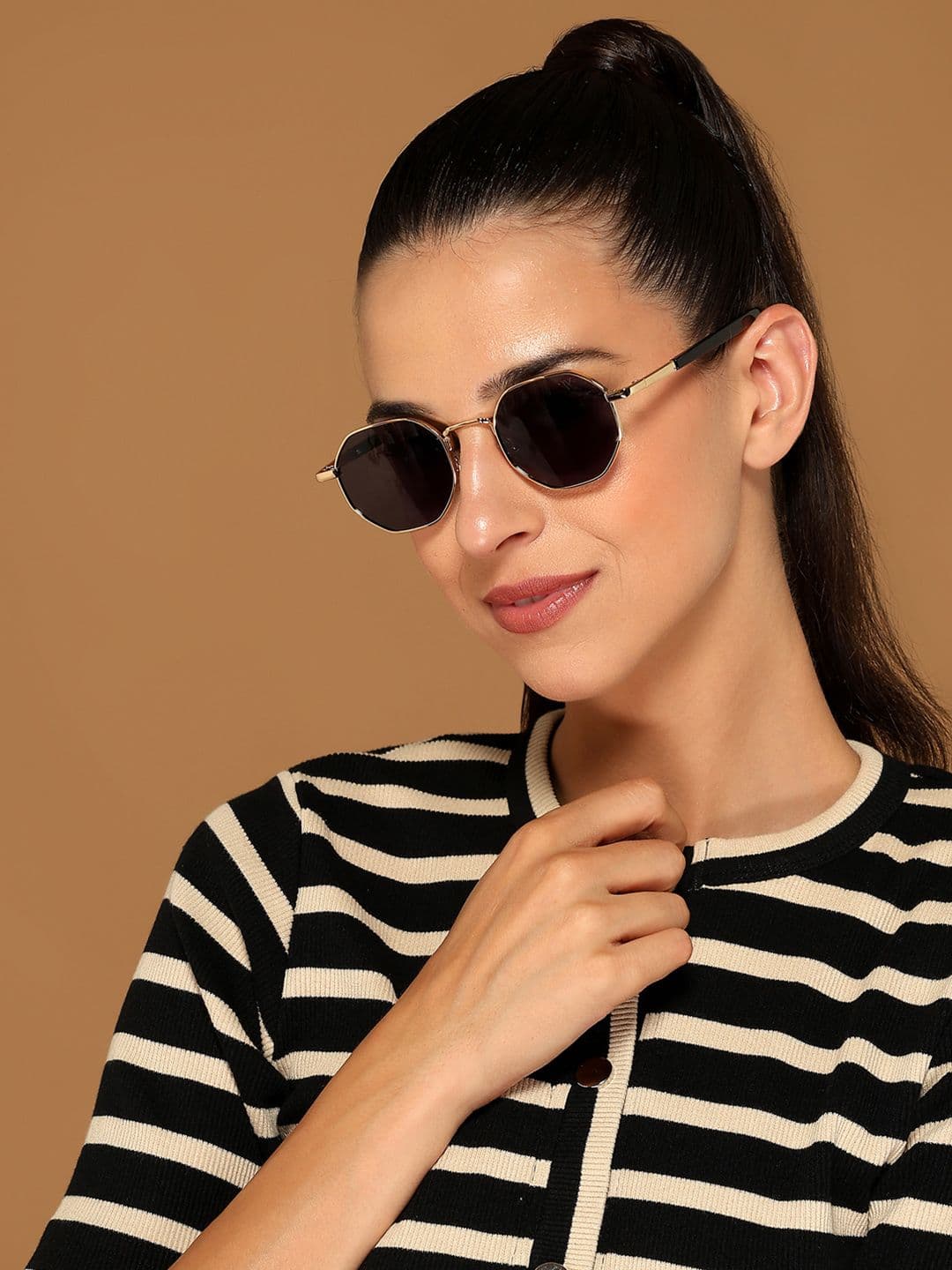 Voyage Unisex Black & Gold-Toned Lens & Round Sunglasses with UV Protected Lens