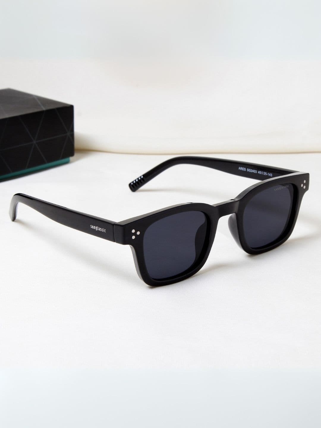 SUNGLASSIC Unisex Wayfarer Sunglasses with UV Protected Lens