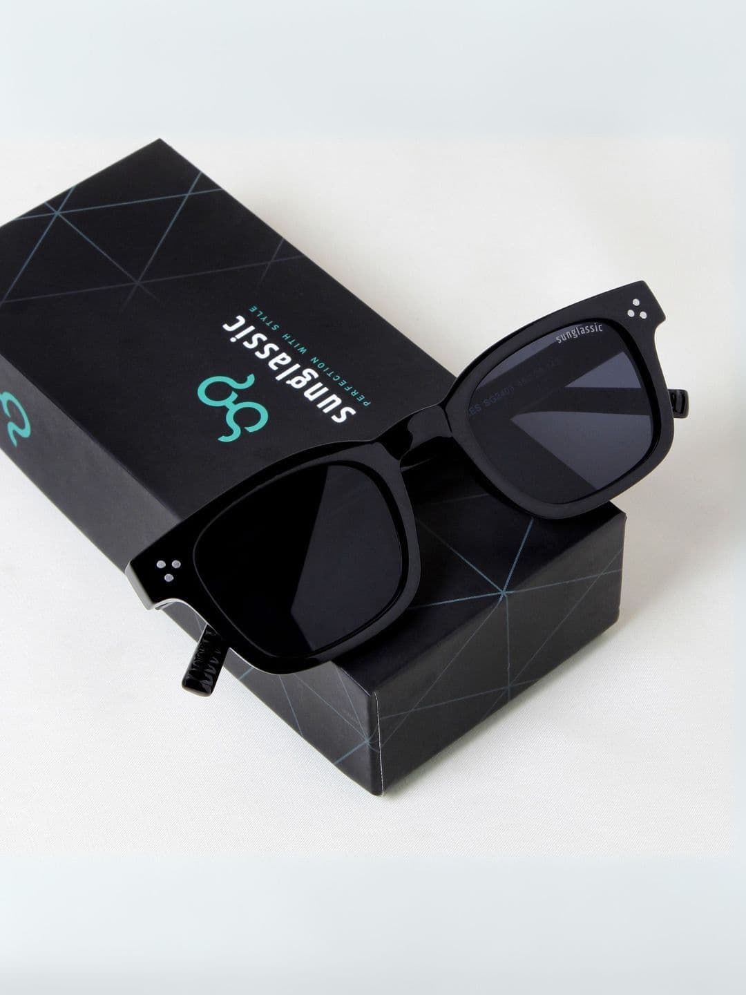 SUNGLASSIC Unisex Wayfarer Sunglasses with UV Protected Lens