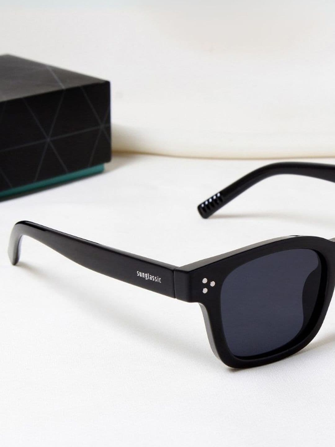 SUNGLASSIC Unisex Wayfarer Sunglasses with UV Protected Lens
