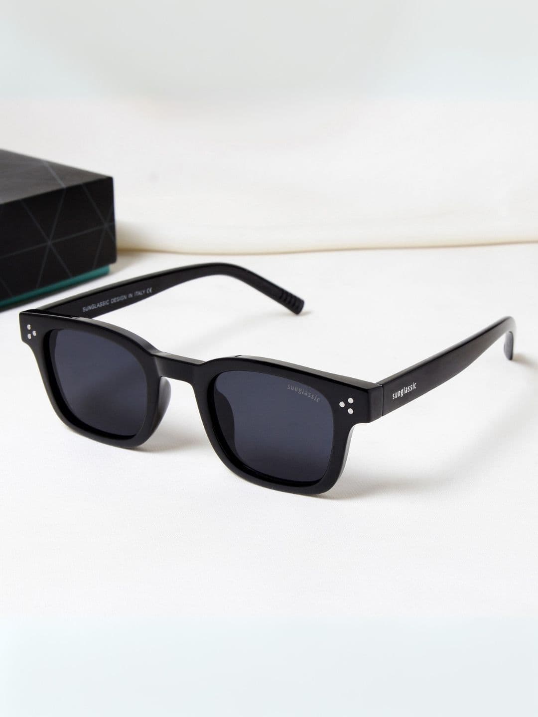 SUNGLASSIC Unisex Wayfarer Sunglasses with UV Protected Lens
