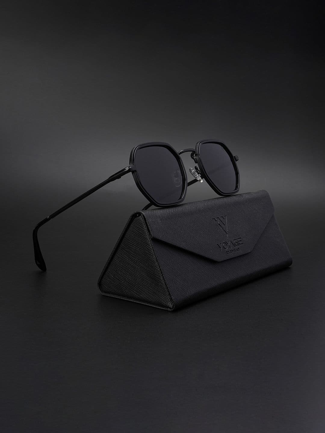 Voyage Adults Square Sunglasses with Polarised and UV Protected Lens 3410PMG5851-Black