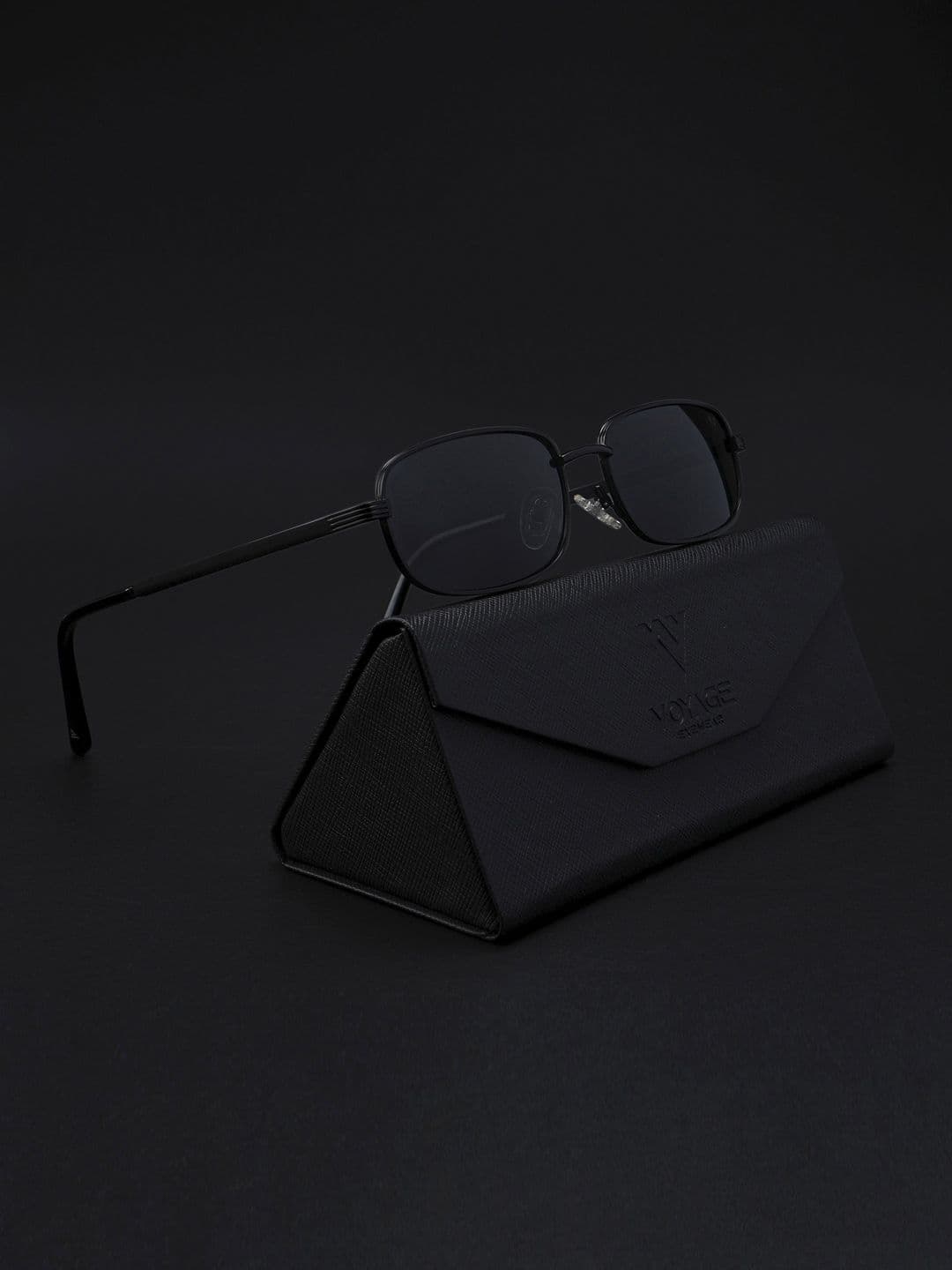 Voyage Adults Rectangle Sunglasses with Polarised and UV Protected Lens 2272PMG5845-Black